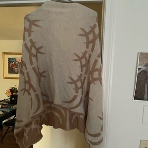Brand new poncho can wear it either side